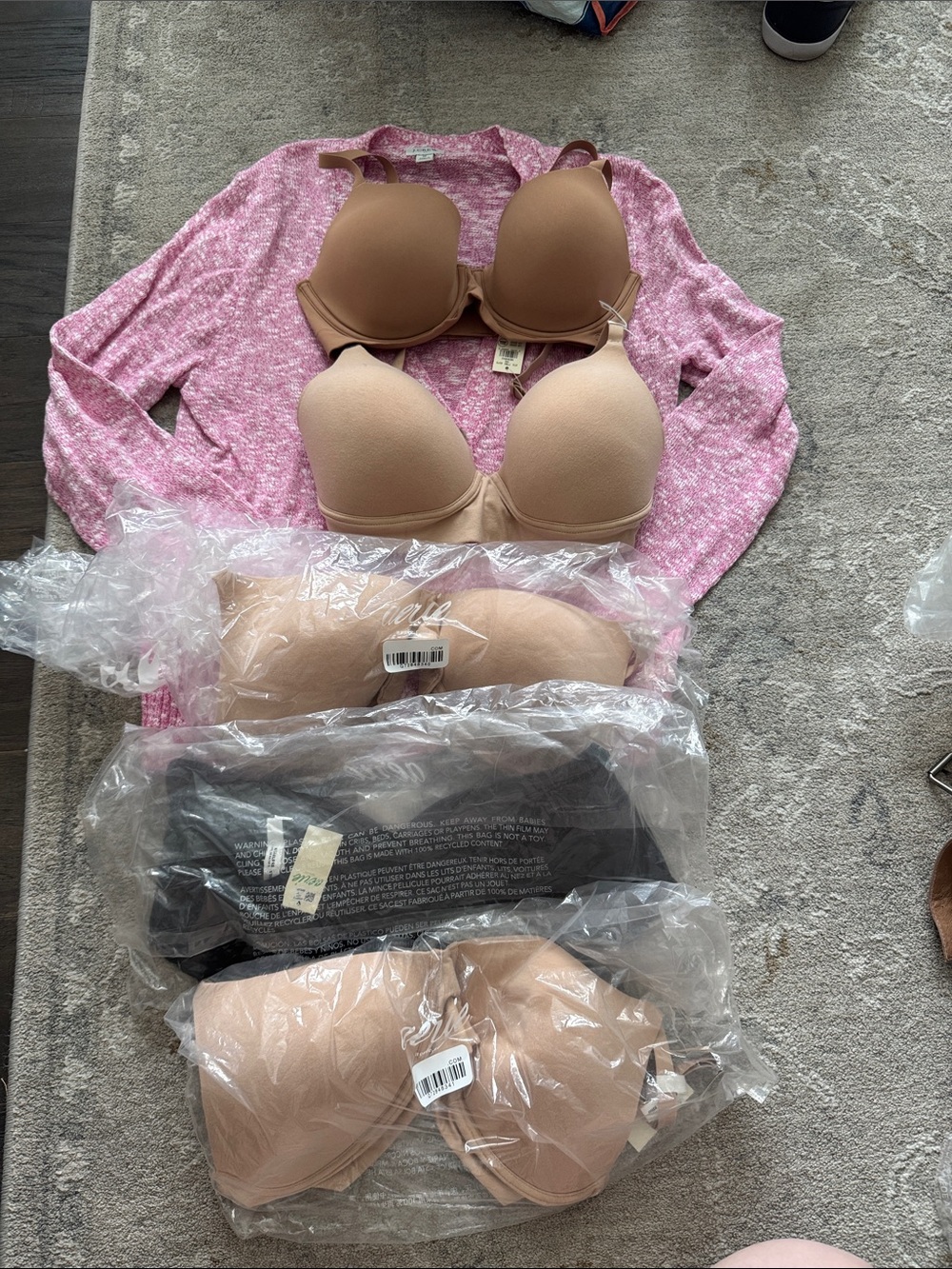 32 DD 4 Aerie Nude and black wireless sans armature bras and 1 smoothez w/wire